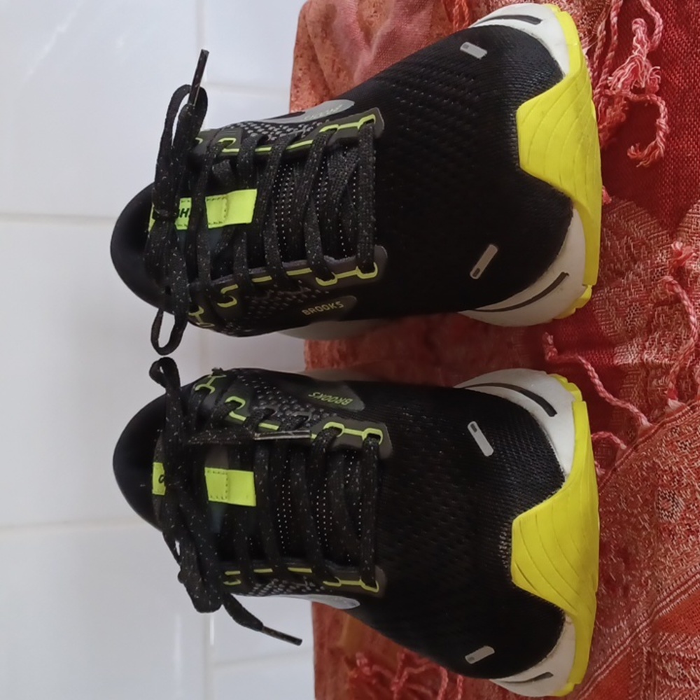 LIKE NEW BROOK'S ATHLETIC SHOES